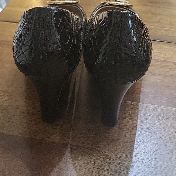 Tory Burch Black Heels with Gold Emblem Size9 - Picture 4 of 5